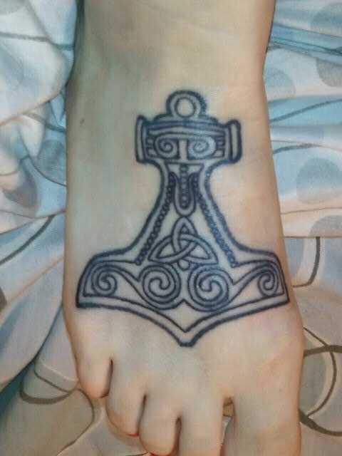 Tatuagem no pé da menina - de-martelo