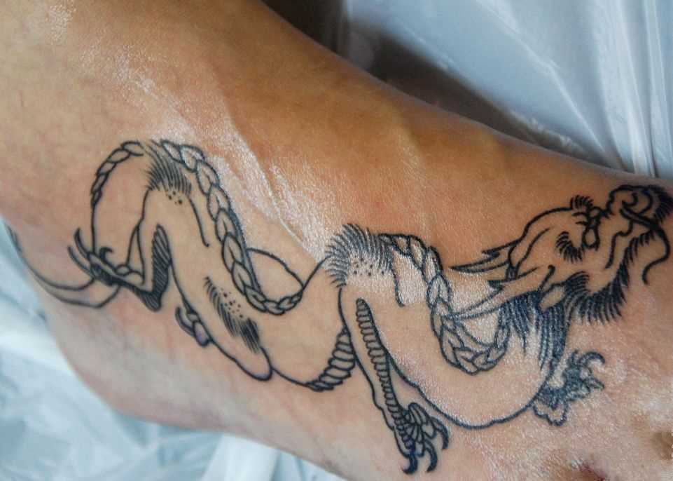 Tatuagem no pé da menina - dragão