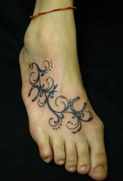 Tatuagem no pé da menina - duas ferraduras e padrão de