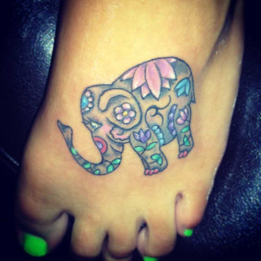 Tatuagem no pé da menina - elefante