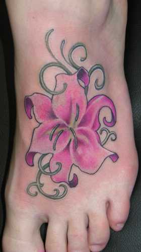 Tatuagem no pé da menina em forma de lírios cor-de-rosa