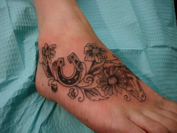 Tatuagem no pé da menina - ferradura e flores