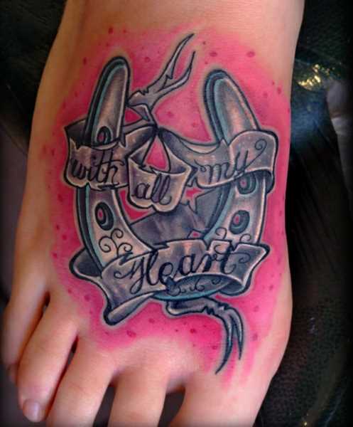 Tatuagem no pé da menina - ferradura e inscrição