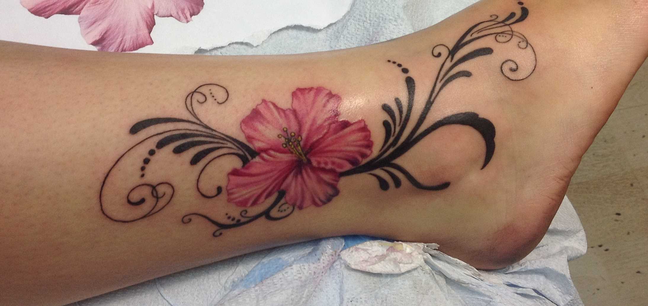 Tatuagem no pé da menina - flor de hibisco