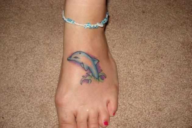 Tatuagem no pé da menina - golfinho