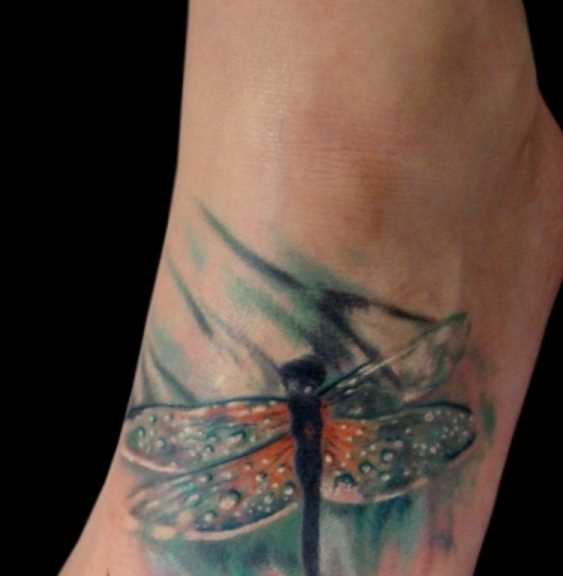 Tatuagem no pé da menina - libélula