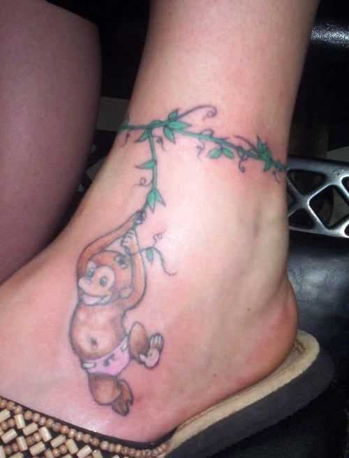 Tatuagem no pé da menina - macaco na ivy