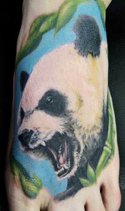 Tatuagem no pé da menina - panda