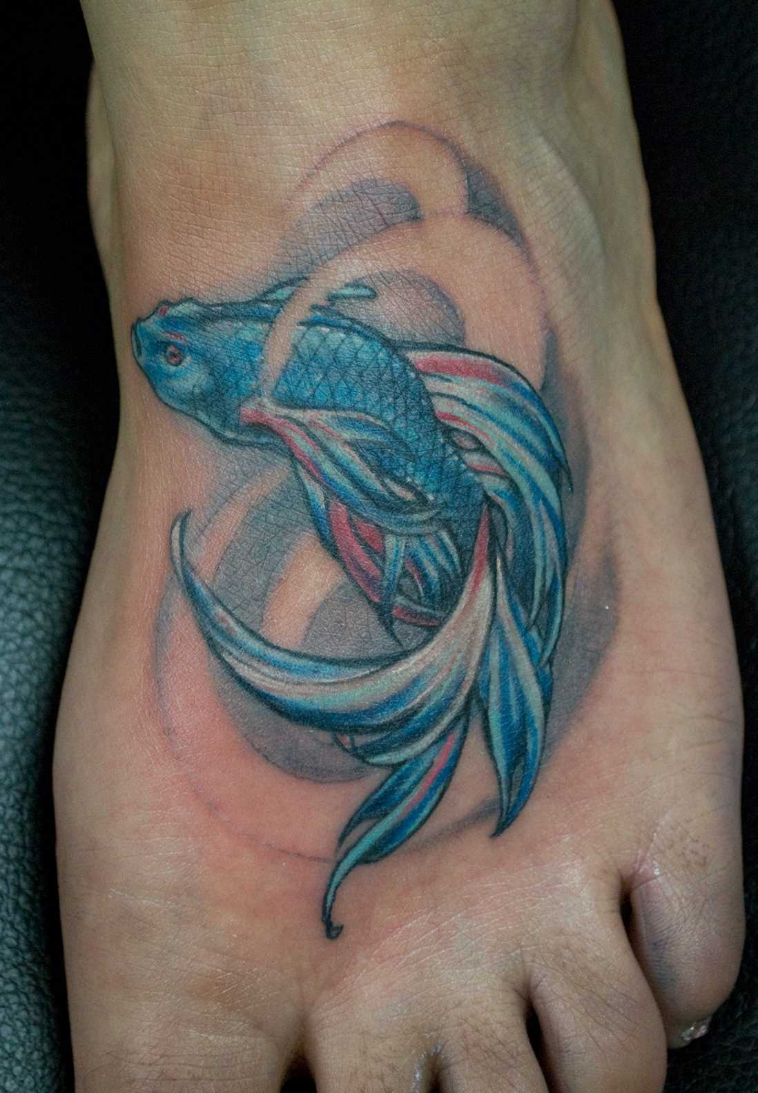 Tatuagem no pé da menina - peixe