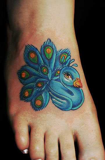 Tatuagem no pé da menina - pequena pavão