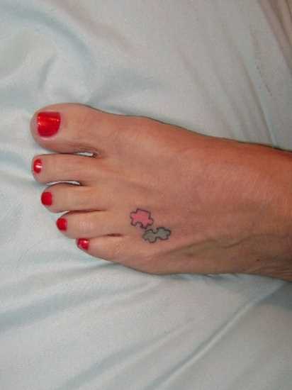 Tatuagem no pé da menina - quebra-cabeças