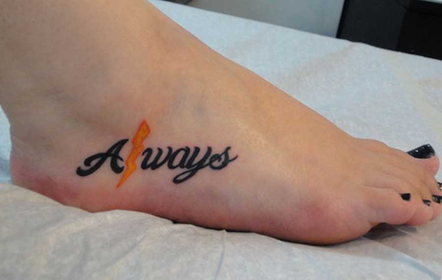 Tatuagem no pé da menina - relâmpago e legenda em inglês