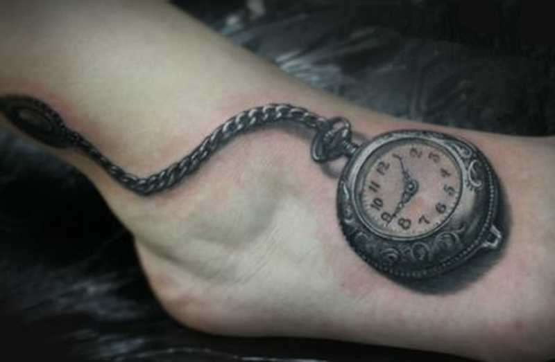 Tatuagem no pé da menina - relógio de bolso