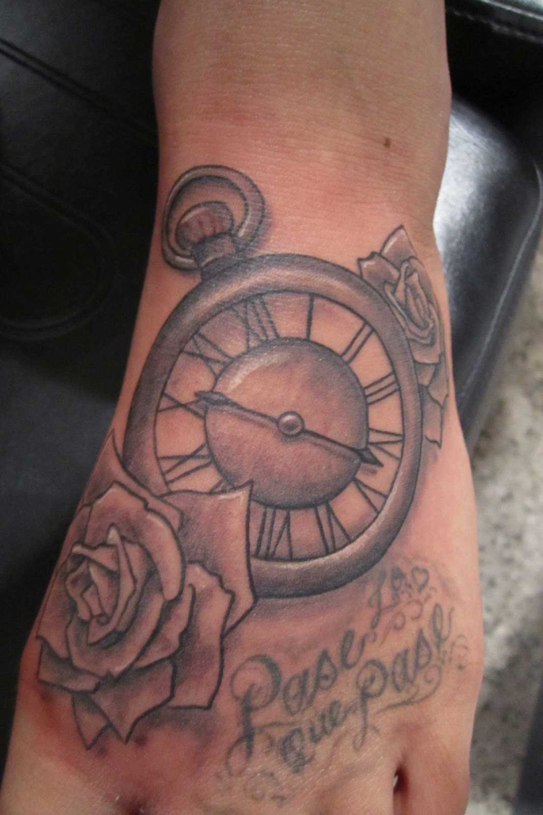 Tatuagem no pé da menina - relógio e rosas