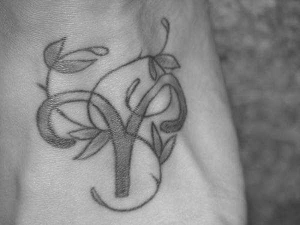 Tatuagem no pé da menina - signo de áries