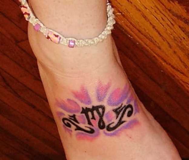 Tatuagem no pé da menina - signo de virgem