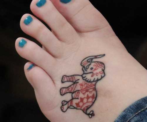 Tatuagem no pé da menina - um pequeno elefante