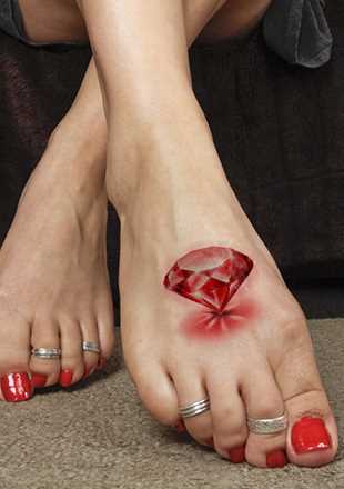 Tatuagem no pé da menina - vermelho diamante