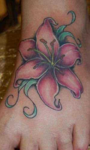Tatuagem no pé de uma menina como uma flor de lírio