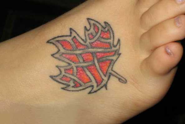 Tatuagem no pé de uma menina em forma de folha