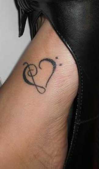 Tatuagem no pé de uma menina - o coração e a clave de sol