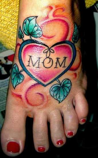 Tatuagem no pé de uma menina - o coração e a inscrição