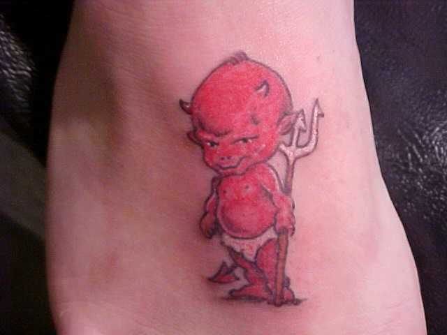 Tatuagem no pé de uma menina - o pequeno demônio
