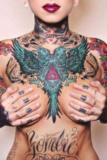 Tatuagem no peito da menina - a pirâmide com o olho e a dois do corvo