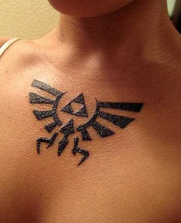Tatuagem no peito da menina - a pirâmide
