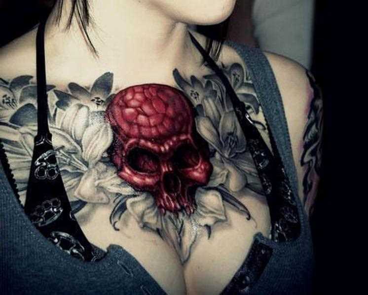 Tatuagem no peito da menina - caveira vermelha