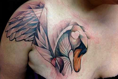 Tatuagem no peito da menina - cisne
