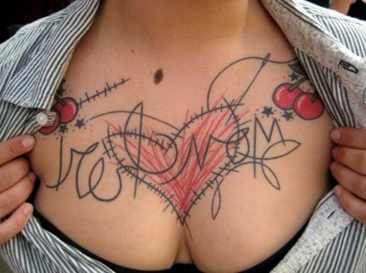 Tatuagem no peito da menina, coração e cereja