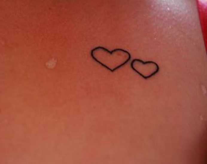 Tatuagem no peito da menina - corações