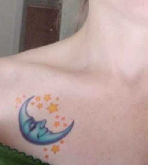 Tatuagem no peito da menina - da-lua e estrela