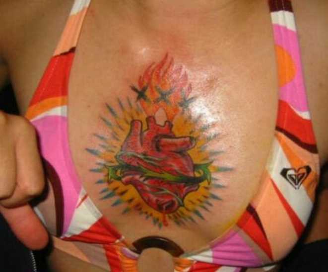 Tatuagem no peito da menina de coração de fogo