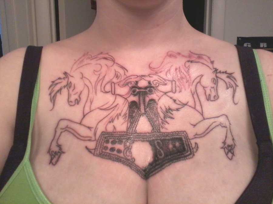 Tatuagem no peito da menina - de-martelo
