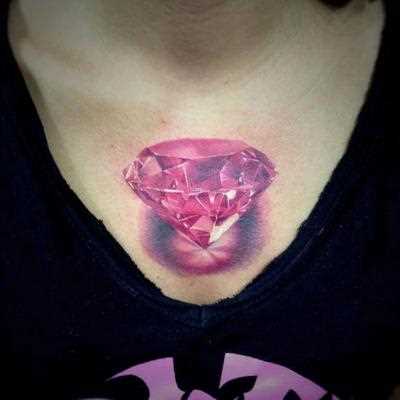 Tatuagem no peito da menina - diamante