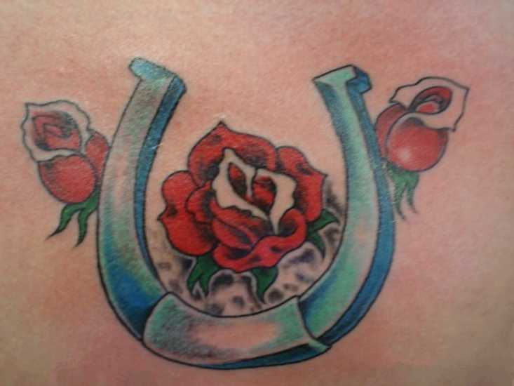 Tatuagem no peito da menina - ferradura e rosas