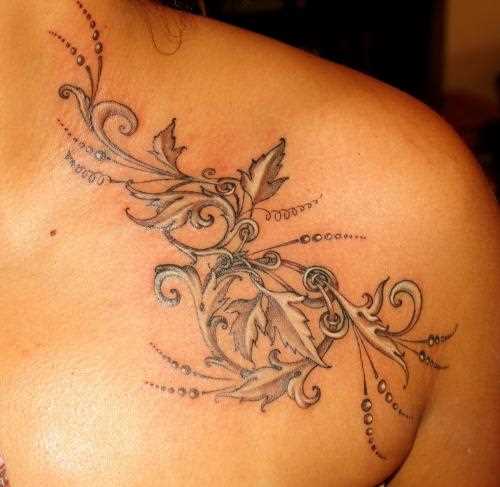 Tatuagem no peito da menina - folhas e padrão de