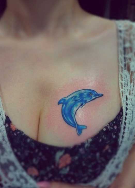Tatuagem no peito da menina - golfinho