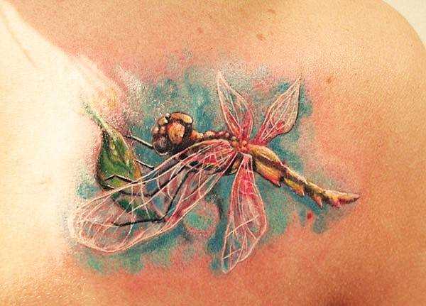 Tatuagem no peito da menina - libélula