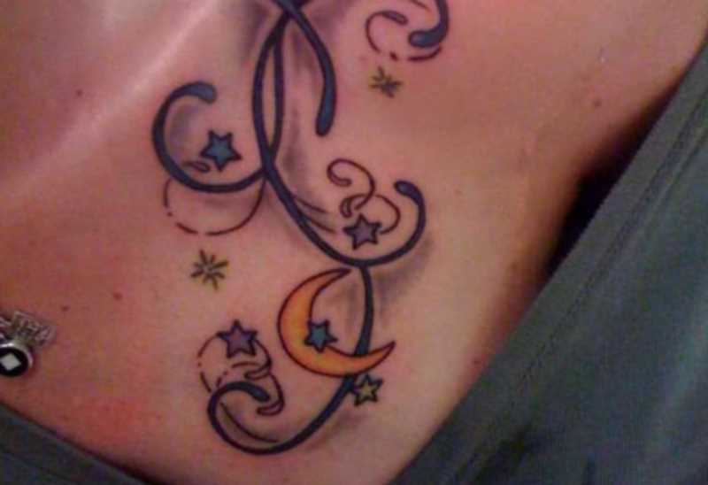Tatuagem no peito da menina - lua e estrelas