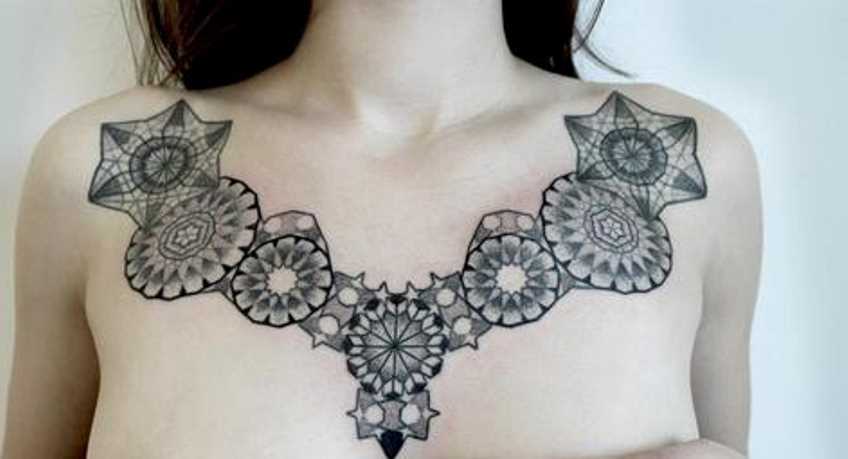 Tatuagem no peito da menina - mandala