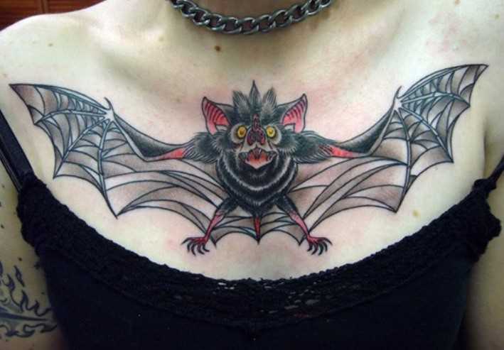 Tatuagem no peito da menina - morcego