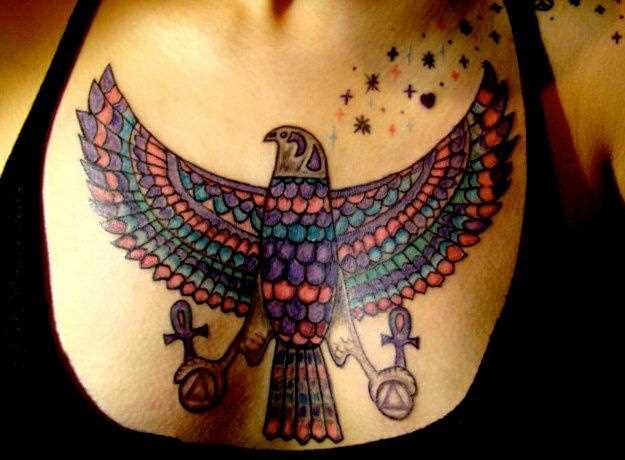 Tatuagem no peito da menina, na forma de um falcão