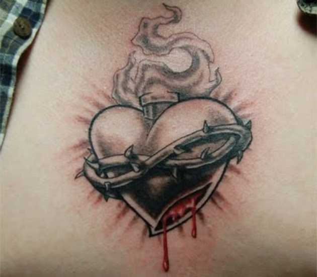 Tatuagem no peito da menina - o coração com o fogo