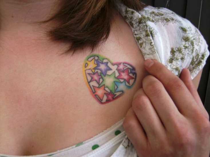 Tatuagem no peito da menina - o coração de