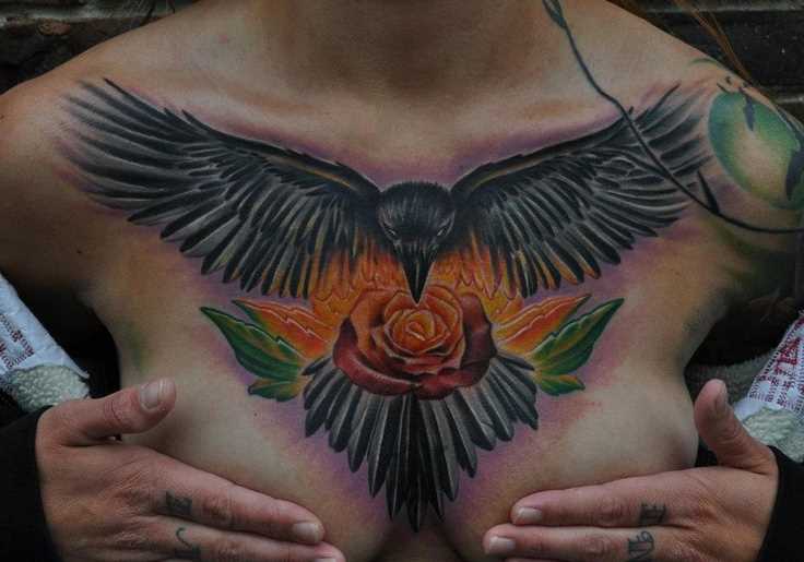 Tatuagem no peito da menina - o corvo e a rosa