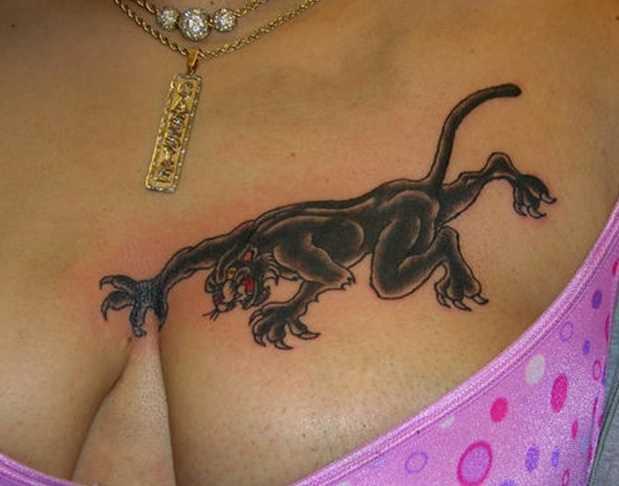 Tatuagem no peito da menina - pantera