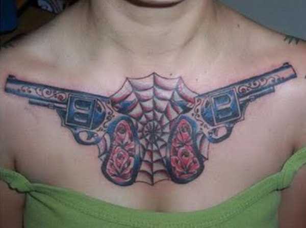 Tatuagem no peito da menina pistolas e uma teia de aranha